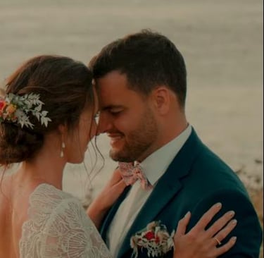 couple etreinte coucher soleil film de mariage dinan