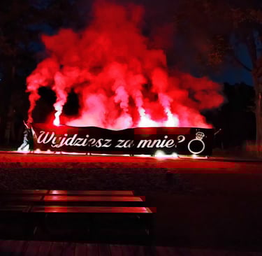 baner zaręczynowy z napisem wyjdziesz za mnie