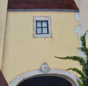 Détails de façades peintes en trompe-l'oeil: lucarne, porche et lierre, Jura 39.