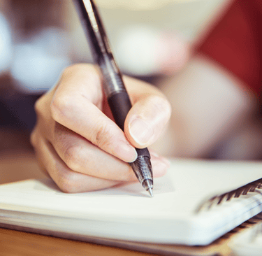 Illustration ; main tenant un stylo