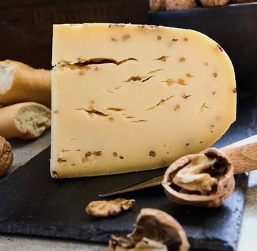 Ožraginis sūris - nepasterizuoto pieno sūris su ožragėmis, druska, fermentais ir pienarūgščiu raugu