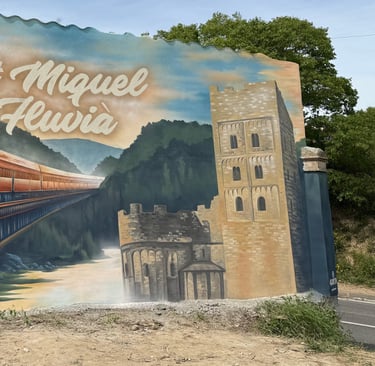 Fachada decorada con pintura plástica, obra de estilo figurativo contemporáneo. Amplias zonas de col