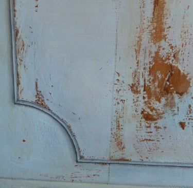 Détails d'un faux de bois avec moulures en trompe-l'oeil, fausse patine du temps, faux relief