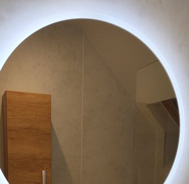 Une salle de bains avec des panneaux décor, baignoire, WC et meubles