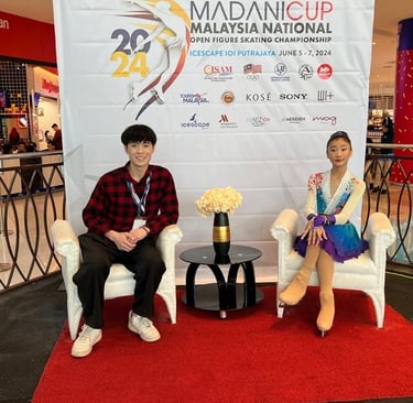 a man and woman sitting in chairs at a convention