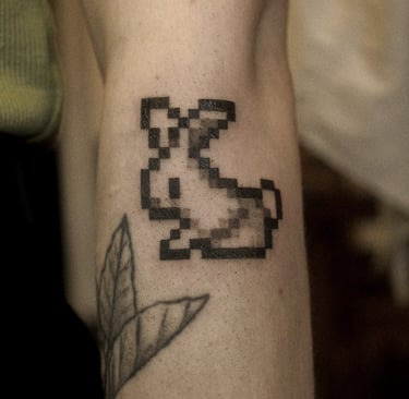 tattoo d'une lapin en pixel sur l'avant bras d'une cliente de minuit tattoo