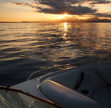 Atardecer desde un barco en el puerto de Alcudia durante una excursión Privada