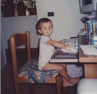 Gabriel seduto sul PC