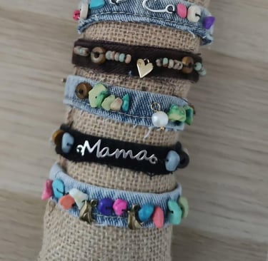 plusieurs bracelets faits main en jean de differentes couleurs avec depetites breloques accrochées