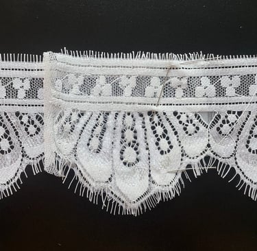 Blonde stosning af skrædder I usynlig syning af vintage look blonde