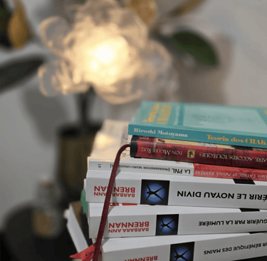 Livros de terapia e objetos simbólicos representando ancoragem, rigor e intuição reunidos na prática