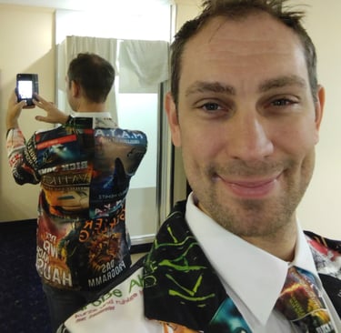 Gerrit Petersen im selbst gestaltetem Hörbuch-Cover Sakko