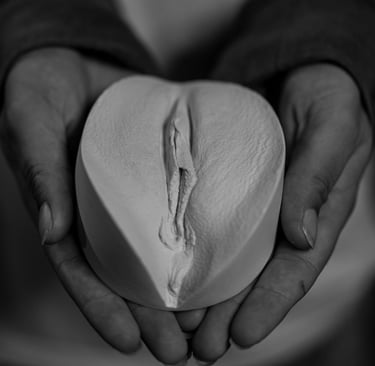 Vulve en plâtre de mains