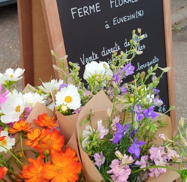 étal de marché avec bouquets ferme florale jardins d'adonis
