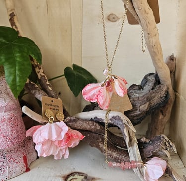 Ensemble collier, bracelet, boucles d'oreilles : fleures de sakura et pierre Quartz Pastèque