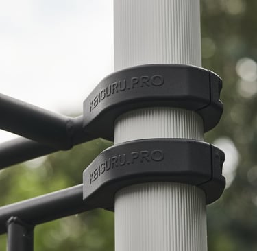 Poteau en aluminium anodisé Kenguru Pro avec colliers de fixation, garantissant robustesse et résistance aux intempéries