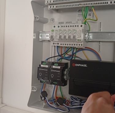 Branchement des modules Enphase dans le coffret électrique photovoltaïque à Lorgues