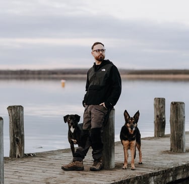 Basti Matern mit seinen 2 Hunden am Steg