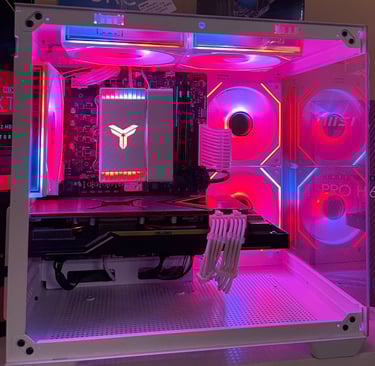 Baltas žaidimų kompiuteris su rožinėmis spalvomis