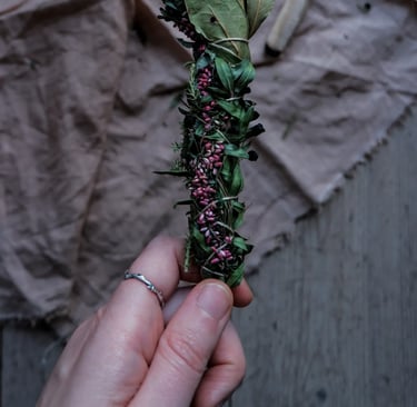 Bâton d’herbes pour illustrer la purification énergétique et l’ancrage subtil des soins profonds