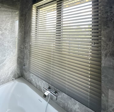 medžio imitacijos žaliuzės voniai