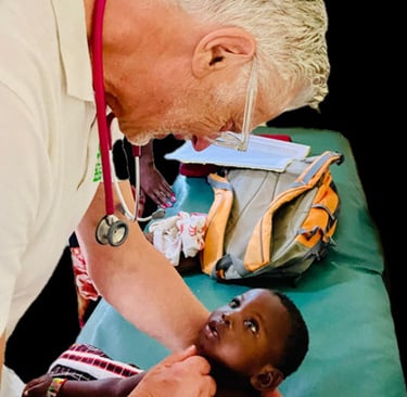 Dr. Zeller bei der Behandlung von Kindern in Afrika