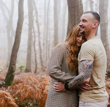 couple qui s'enlacent en forêt lumière froide brume