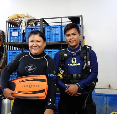 scubadiving girl posing with her dive instructor