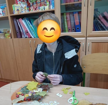 хлопчик із смайликом на обличчі