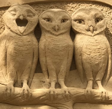 Eulen in der Sandskulpturenausstellung in Prora