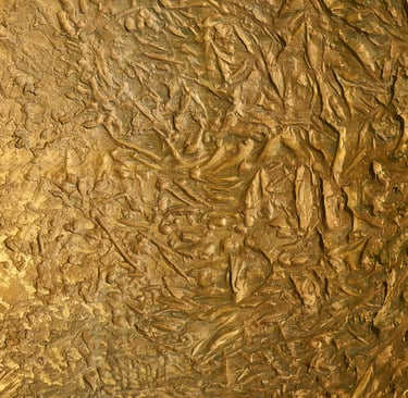 Texture d’or martelé symbolisant la valeur, la structure et la profondeur du soin énergétique