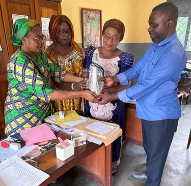 Tolanda offre un microscope à l'école pour favoriser les TP scientifiques. Tolanda, suivi scolaire