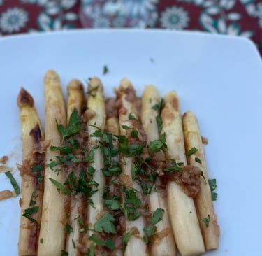 Asperges alsaciennes à la vigneronne chez Marmite &Papillote