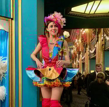 Echasses en costume de cirque