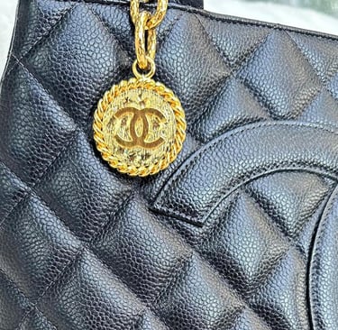 designer laukun viimeistely ja tikkaus