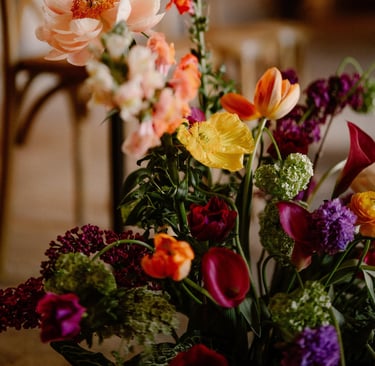zoom sur une composition de fleurs pour un mariage 