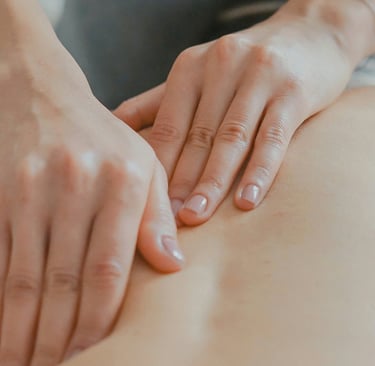 Técnicas de activación muscular y corrección postural para prevenir el dolor de espalda al conducir.