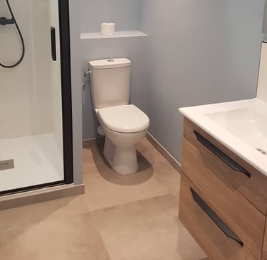 Jolie salle d'eau, avec douche, sol carrelage grand format, meuble et WC