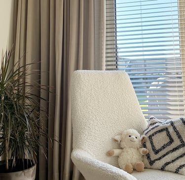 minkštos užuolaidos prie jaukaus interjero