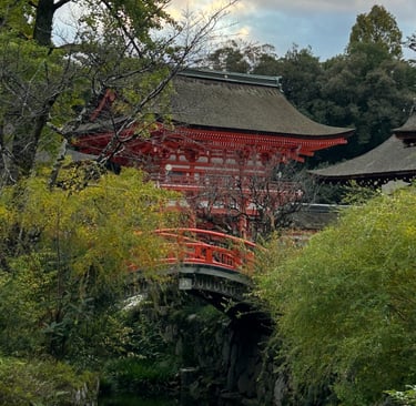 Vue de la porte du temple Shimogamo à travers les arbres