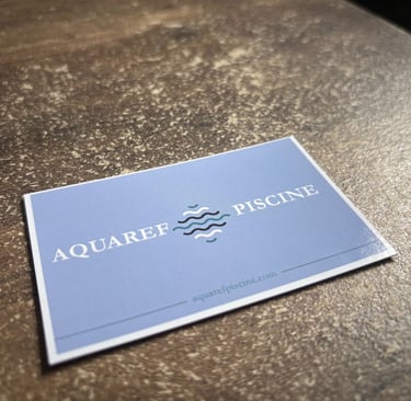 Recto d'une carte de visite créée par OpéPro pour Aquaref Piscine avec logo et site internet