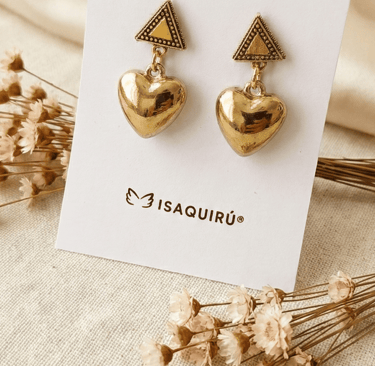 Un par de pendientes dorados en forma de corazón