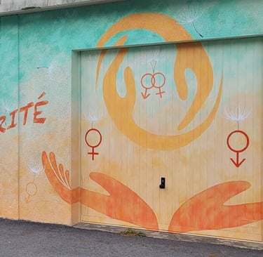 Eléments d'une fresque peinte sur une façade, des symboles et des mains colorés