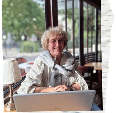 Photo de Mireille Bordet devant son ordinateur