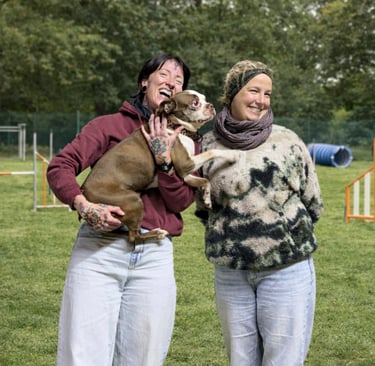 Jessi von Riotdog mit Alena von Alenas Hundetraining auf dem Hundeplatz