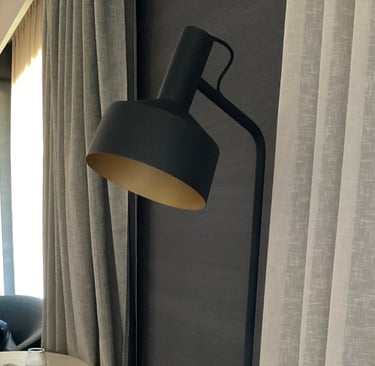Lampe de style industrielle noire et dorée à l'intérieur