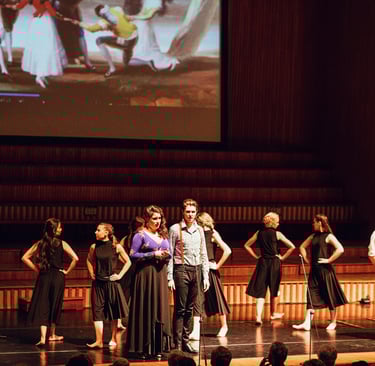 Alumnos en la representación de Goyescas