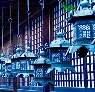 Des petites lanternes suspendues