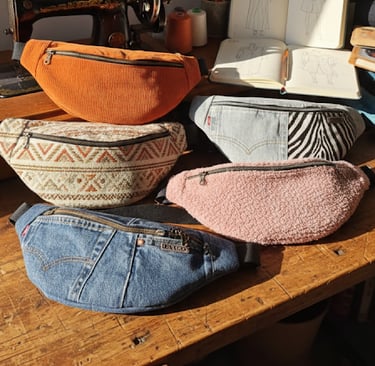 cinq sacs bananes fait main lilyboo posés sur une table en bois dans un atelier