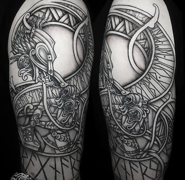 Tatouage sur le bras du combat entre Thor et Jormungandr pendant le Ragnarok.